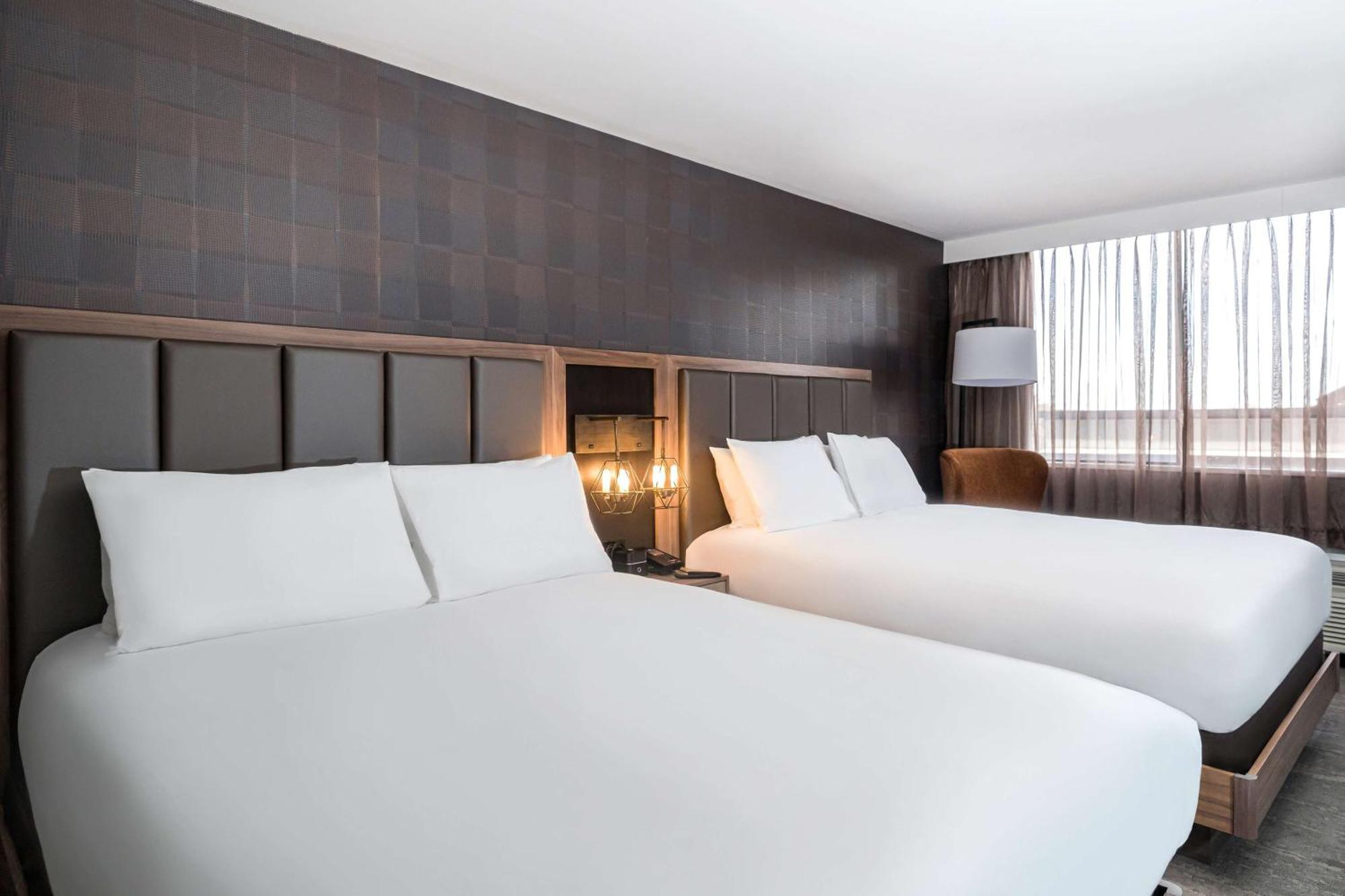 Doubletree By Hilton Kitchener Hotel Exterior photo